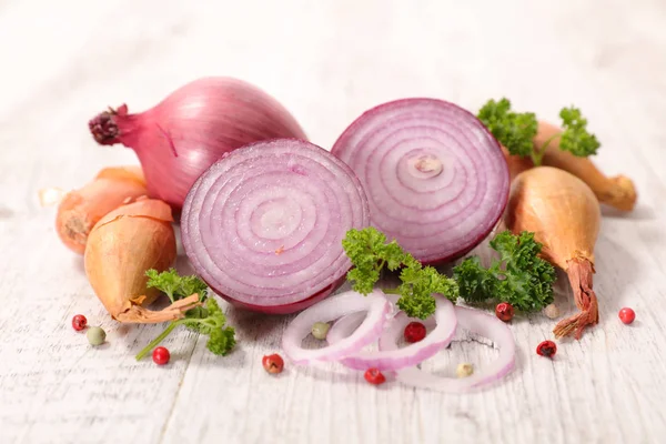 Rote Geschnittene Zwiebeln Und Knoblauch Auf Weißem Holztisch Mit Paprika — Stockfoto