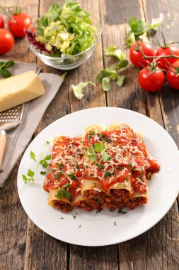 Sığır eti ve domates sosu ve parmesan makarna ham ahşap tablo
