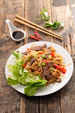 Kızarmış erişte ve biftek.