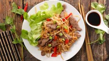 Kızarmış erişte ve biftek.