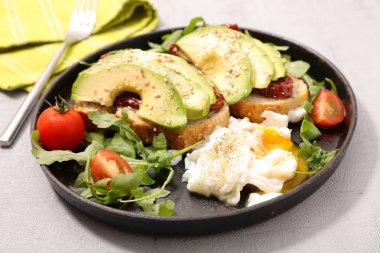 avokado, haşlanmış yumurta ve salata