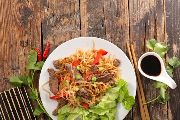 Fideos Fritos Con Carne Res —  Fotos de Stock