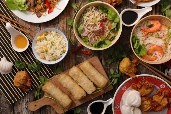 Разнообразное Азиатское Блюдо Деревянном Столе — стоковое фото