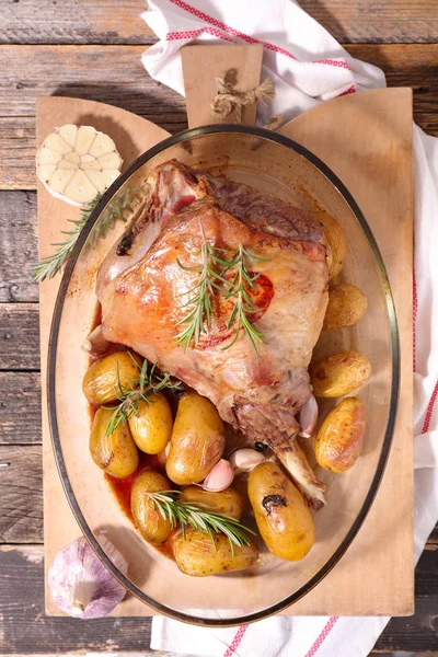 Ugnsbakad Lamm Ben Träbord — Stockfoto