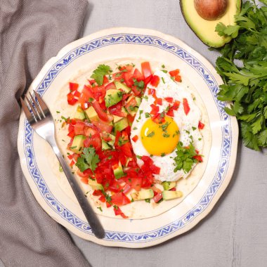 Pita ekmeği domates, dolmalık biber, avokado ve yumurta