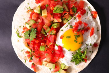 Pita ekmeği domates, dolmalık biber, avokado ve yumurta