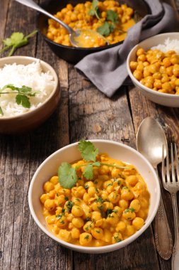 Hindistan cevizi ve kişniş ile nohut