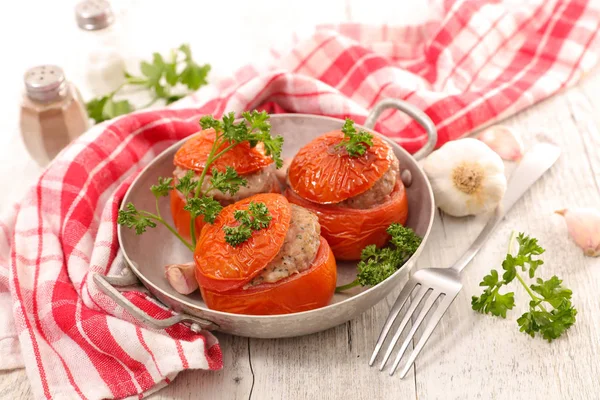 테이블에 쇠고기와 구운된 토마토 — 스톡 사진