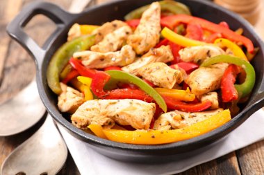 kızarmış tavuk ve dolmalık biber ahşap tablo