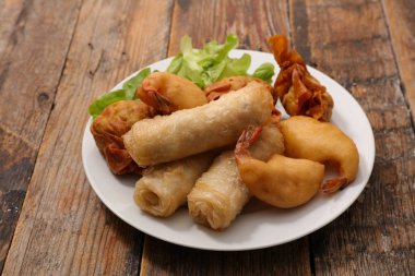 Bahar rulo ve ahşap masa üzerinde kızarmış karides