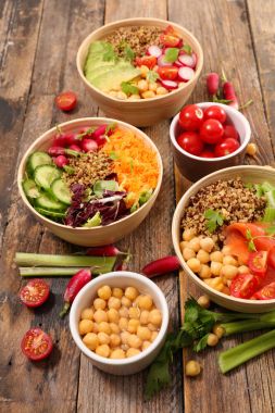 Buda farklı türlü kase ahşap masa, trendy vejetaryen Salatalar