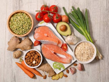 ahşap masa üzerinde sağlıklı gıda yelpazesi ile Çiğ somon biftek