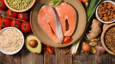 ahşap masa üzerinde sağlıklı gıda yelpazesi ile Çiğ somon biftek