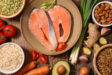 ahşap masa üzerinde sağlıklı gıda yelpazesi ile Çiğ somon biftek