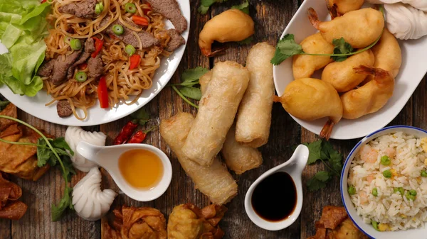 Comida Chinesa Variada Macarrão Arroz Rolos Primavera Camarões Molhos Mesa — Fotografia de Stock