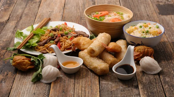 Geassorteerde Chinees Eten Noedels Rijst Loempia Garnalen Sauzen Houten Tafel — Stockfoto