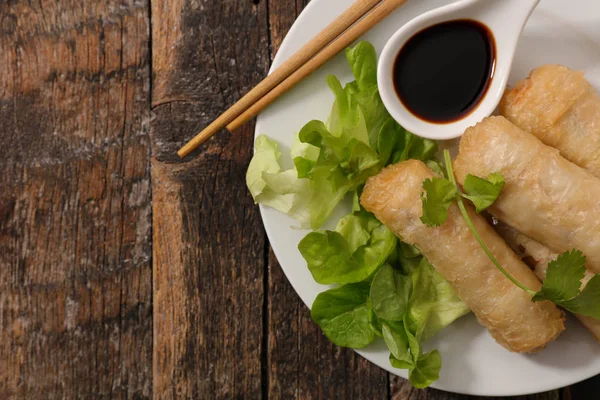 Gebakken Loempia Sojasaus Houten Tafel — Stockfoto