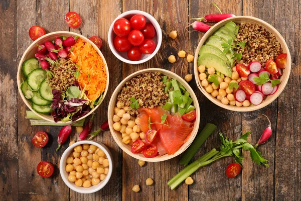 Verschillende Soorten Kommen Van Boeddha Houten Tafel Trendy Vegetarische Salades — Stockfoto