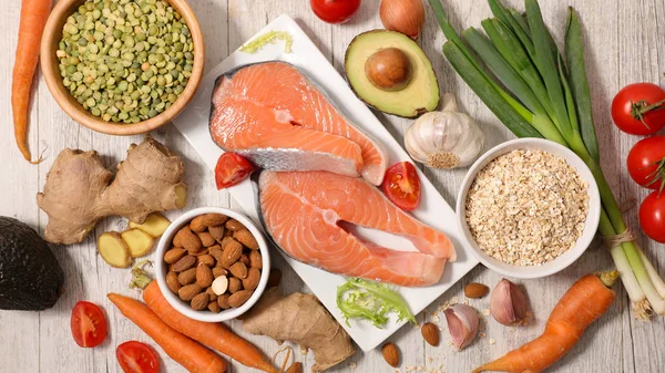 Bife Salmão Cru Com Seleção Alimentos Saudáveis Mesa Madeira — Fotografia de Stock