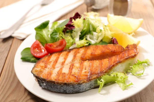 Grilled Salmon Steak Salad — Stock Photo, Image