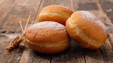 çörek ahşap masa üzerinde kapat