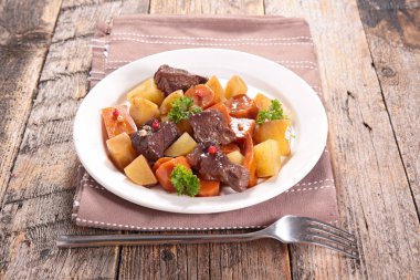 patates ve havuç tablo ile sığır eti 