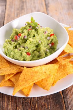 guacamole tortilla cips tablo ile