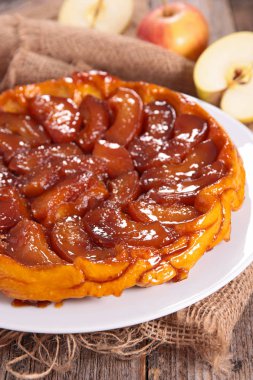 elmalı turta, tarte tatin masada