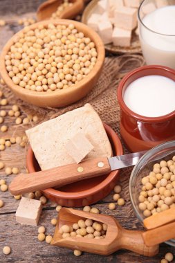 ahşap masa üzerinde çeşitli soya ürünleri