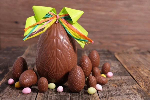 Cioccolato Uova Pasqua Sul Tavolo — Foto Stock