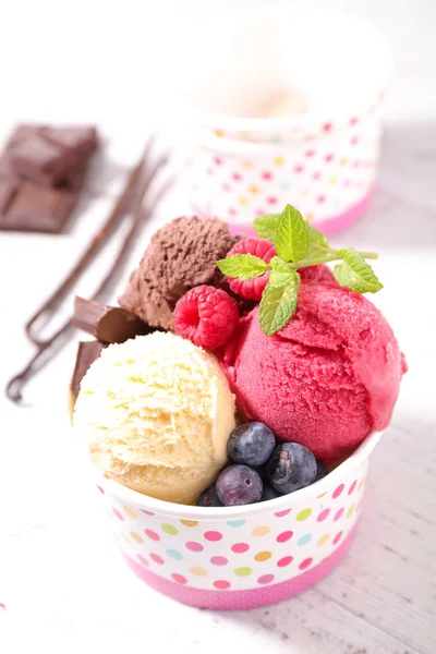 テーブルの上のおいしいアイスクリーム — ストック写真