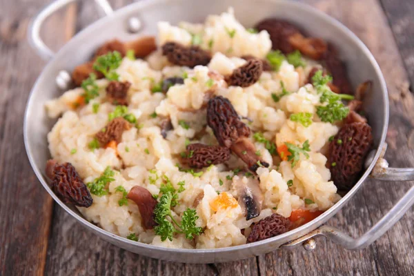 Risotto Mit Pilzen Auf Pfanne Auf Dem Tisch — Stockfoto