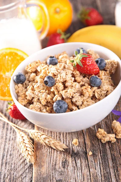 Gesundes Frühstück Mit Müsli Und Beeren Auf Dem Tisch — Stockfoto