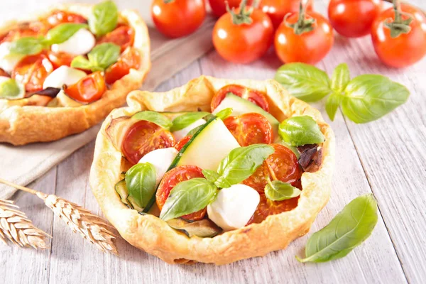 Tomatoes Zucchinis Mozzarelle Quiche Table — Stock Photo, Image