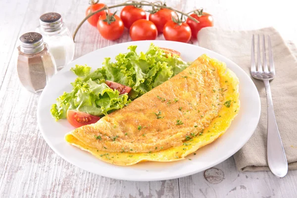Omelett Och Sallad Bordet — Stockfoto