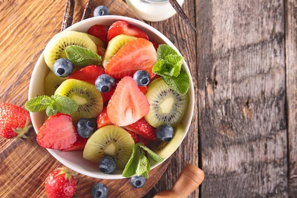 テーブルの上の果実のフルーツ サラダ — ストック写真