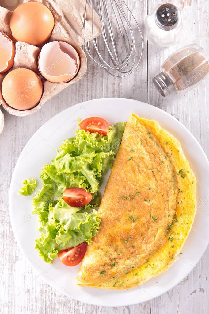fresh omelet and salad, close up
