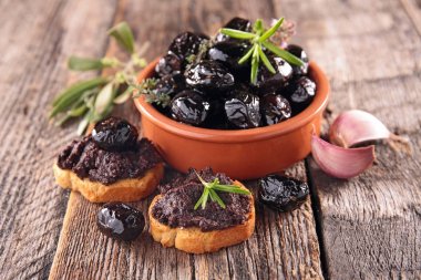 Yakın çekim ve bir görünümünü siyah zeytin tapenade ahşap masa üzerinde