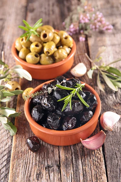 Close View Green Black Olives Wooden Table — Stock Photo, Image
