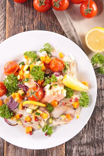 Vue Rapprochée Des Poissons Légumes Sur Table Bois — Photo