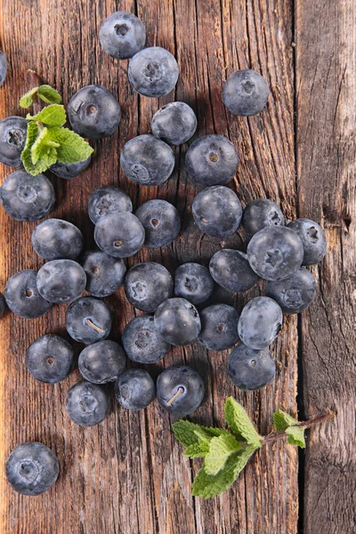 Vue Rapprochée Des Bleuets Sur Fond Bois — Photo