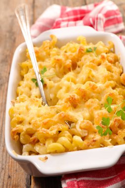 Fırında makarna krema ve peynir ile yakın çekim görünümünü ahşap tablo