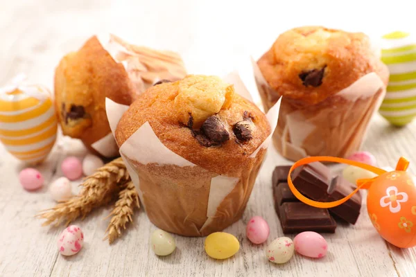 Datailní Pohled Muffiny Kraslic Bonbony Dřevěný Stůl — Stock fotografie