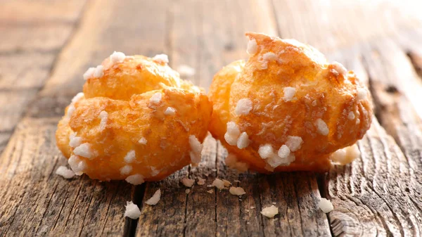 Vista Cerca Chouquette Pastelería Choux Francesa Sobre Mesa Madera — Foto de Stock