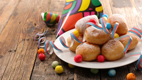 Vue Rapprochée Des Beignets Avec Décorations Carnaval Sur Table Bois — Photo