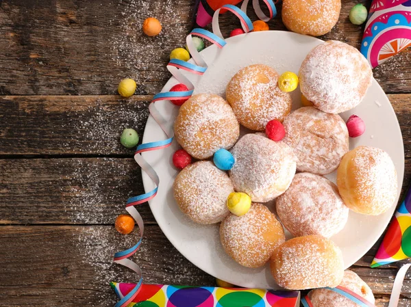 Vue Rapprochée Des Beignets Avec Décorations Carnaval Sur Table Bois — Photo