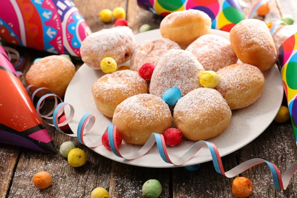 Vue Rapprochée Des Beignets Avec Décorations Carnaval Sur Table Bois — Photo