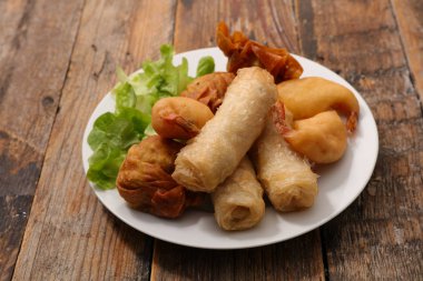 Bahar yakından görmek rulo ve kızarmış karides ahşap tablo