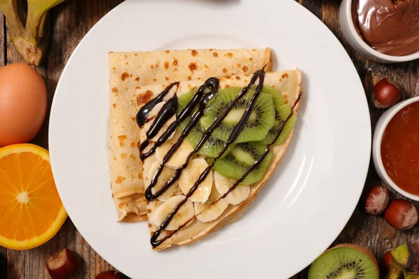 Närbild Pannkakor Med Choklad Anf Frukt Träbord — Stockfoto