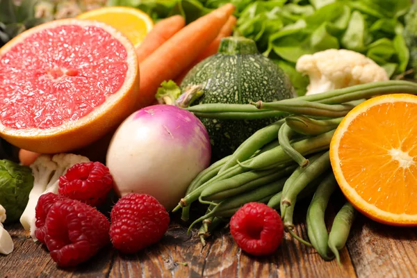 Προβολή Μεγέθυνση Των Φρέσκων Φρούτων Και Λαχανικών Στο Ξύλινο Τραπέζι — Φωτογραφία Αρχείου